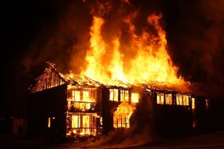 Hrdina byl zatčen za záchranu vlastního psa z hořící budovy