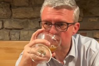 Havlíček si zašel na „Fialovou drahotu“. Autoři piva se od něj distancovali - Seznam Zprávy