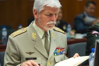 Glosa: Na Hradě raději bývalého komunistického vojáka než práskače - Seznam Zprávy