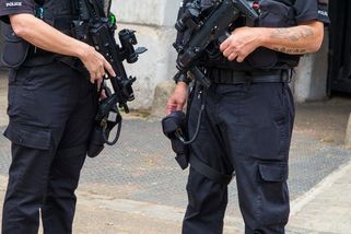 V Hamburku napadlo 80 puberťáků policistu - Novinky