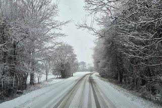 Zasněžené silnice: Z převrácené cisterny unikala nafta a benzin. Středočeská policie řešila přes stovku nehod - Novinky