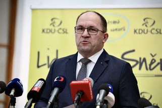 Babišovým firmám přidává, dětem bere. Opozice chce...