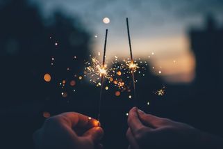 Nový rok za totáče: prskavky, jednohubky, ruská vejce, Igristoe z hořčičáků - Médium.cz