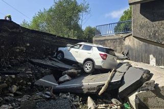 Řidič ignoroval v Jeseníkách zákaz a zřítil se do trhliny v mostě - Novinky