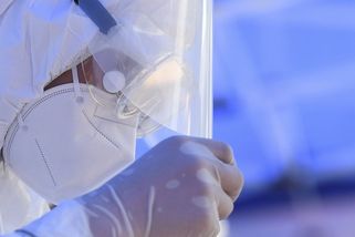 Čína dál používá anální testy na covid - Novinky