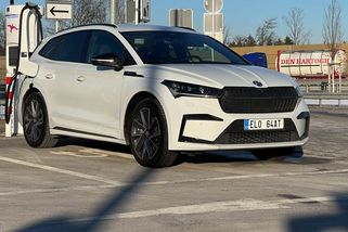 Elektromobily jsou prý dobré jen pro cesty kolem komínu. Vzali jsme proto Enyaq v mrazu do Rakouska - Garáž.cz