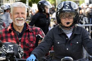 Prahou burácelo přes 800 harleyů, do spanilé jízdy se zapojil i prezidentský pár - Novinky