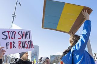 Nesouhlasily, teď země obrátily. Vyloučení Ruska ze SWIFTu je blíž - Seznam Zprávy