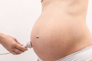 U porodu naší dcery mě vulgárně urazila, stěžoval si muž na Benešovsku na expartnerku. Tvrdil, že to nemůže bolet, líčila komisi žena - Novinky