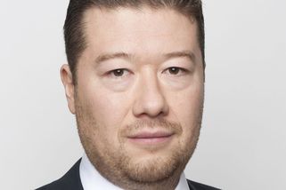 Okamura teatrálně zesměšnil redaktora i ČT a ještě se tím chlubil. Lidé mu nesmyslně fandí - Médium.cz