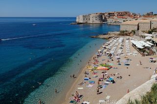 Dubrovník zakázal turistům tahat po městě kufry na kolečkách - Novinky