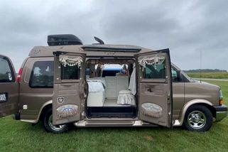 Na šaty jí stačí dva šuplíky, za oknem svého budoáru má výhled jako milionáři - Novinky