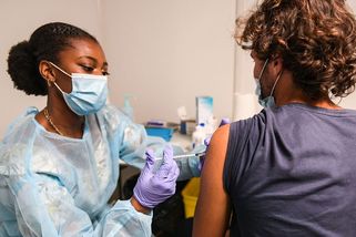 Macron našel cestu, jak naočkovat Francii. Zájem o očkování tam trhá rekordy - Seznam Zprávy