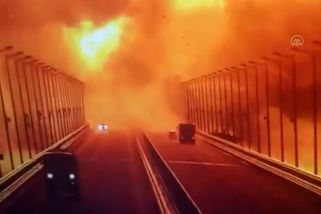 Výbuch na mostě na Krym. Tři mrtví, část stavby se zřítila - Novinky