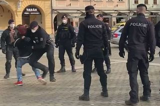 Policistovi ujely nervy a tvrdě sundal provokatéra. Je stále ve službě - Novinky