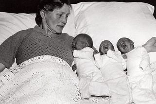 Trojčata rozdělili kvůli vědeckému výzkumu. Za 19 let se bratři opět našli - a zničilo je to všechny - Médium.cz