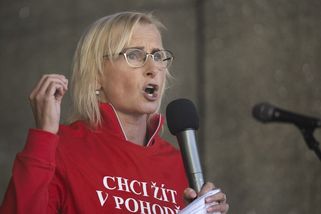 Kateřino, stačilo, reaguje Lipavský na stížnosti Konečné proti návštěvě bojovníků Azovu v Praze - Novinky