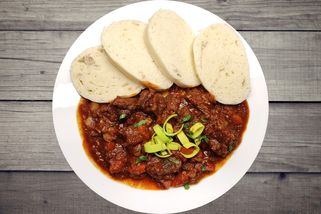 Nejlepší guláš na světě? Máme recept, který si budete žárlivě střežit | Vaříme s Mozkem