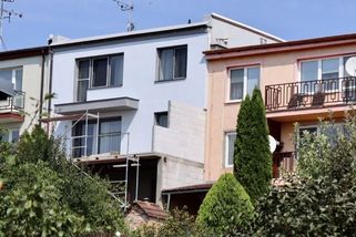 „Ani se nezdravíme.“ Čtyřletý sousedský spor o černou stavbu míří k soudu - Seznam Zprávy