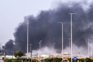 Bitky, oheň v ulicích, alarm na všech mobilech. Češi uvízli v Bahrajnu či Abú Zabí - Novinky