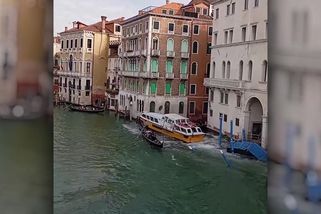 Drama v Benátkách. Romantická projížďka se zvrhla, zběsilá loď srážela gondoly | Zajímavá videa