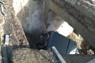 Zametací vůz se v Brně propadl chodníkem - Novinky