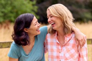 Toxická kamarádka? Takhle ji poznáte! Raději se jí hned zbavte, nebo vám otráví život - Proženy.cz