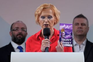 Kateřina Konečná zatleskala Macinkovi za Rudé právo ve Sněmovně. Rýpla si do prezidenta