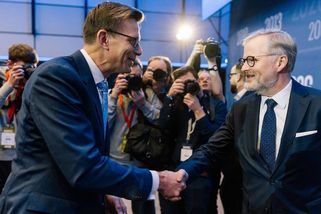 „Vybli Bibli“ aneb oslavný song na Petra Fialu je trapas - Médium.cz