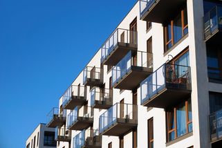 „Na svém balkoně kouřit nemůžete, budu si stěžovat,“ hádali se dva sousedé v paneláku – Bydlení Snů.cz