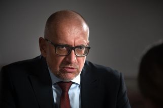 Ministr Bek předjel kolonu na D1 záchranářskou uličkou - Novinky