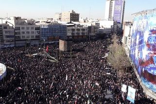 Stačilo pár hodin. Po oslavách lidé v íránských ulicích truchlí - Novinky