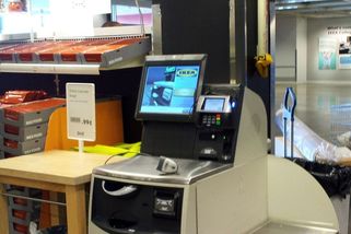 Fronta v obchodě je základní lidské právo! Komunisté bojují proti samoobslužným pokladnám - Médium.cz