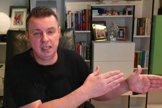 Rajchl bez důkazů obvinil EU a Ukrajinu z ovlivňování maďarských voleb. Chce zrušit sankce vůči Rusku