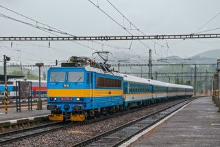 Jeli jsme vlakem, koupili místenky, ale arogantní muž nás nepustil sednout. Průvodčí to nezajímalo - Médium.cz