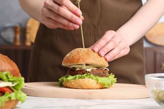 Byla zapřísáhlou vegankou, psala kuchařky, ale pak se jí začaly zdát sny o hamburgerech - Novinky