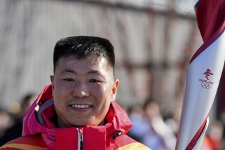 Holýma rukama pobil vojáky, teď nesl olympijskou pochodeň. Indie zuří - Seznam Zprávy