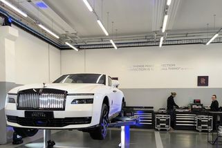 V servisu Rolls-Royce se prý o cenách nemluví. My jsme se ale přesto zeptali