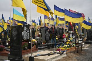 Zpěv sovětské hymny pod palbou raket. Dokument o českých popíračích války na Ukrajině budí vlnu odporu