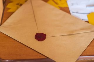 V panelákovém bytě za 9 milionů byl schovaný dopis od předchozí majitelky: „Utíkejte, dokud můžete.“ - Médium.cz