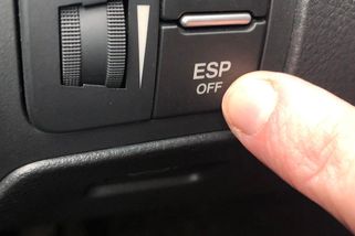 Co znamená tlačítko OFF u kolena řidiče a proč je dobré ho nevypínat