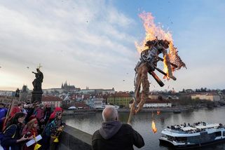 FOTO: Hořící Motorana byla shozena z mostu - Novinky