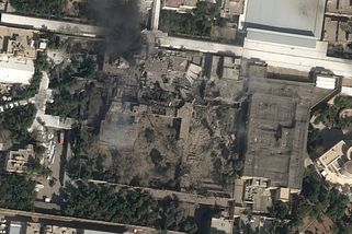 Satelitní snímek ukazuje zničené sídlo íránského vůdce Chameneího - Seznam Zprávy