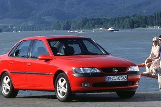 Sedany bývaly v devadesátkách hitem. Každý měl svou osobnost, nabídka motorů je dnes těžko pochopitelná - Garáž.cz