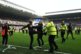 Drsná dohra derby. Čvančara rozhodl, pak se rvali fanoušci přímo na hřišti - Sport.cz