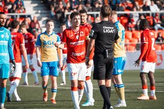 Skandální zářez rozhodčího Beneše! Neuposlechl VAR, červená zůstala - Médium.cz