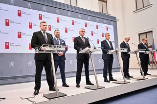 Konec slušnosti ve Sněmovně: Proč chování Motoristů ukazuje, že do vysoké politiky nepatří - Médium.cz