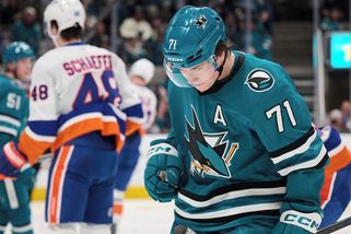 NHL | Zákeřnost? V NHL se řeší nepotrestaný zákrok na mladou superstar - Sport.cz