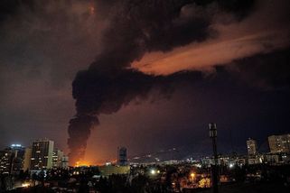 Toxický mrak po úderech na íránskou ropu se šíří nad další země - Novinky