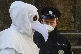 Těžkooděnci zatarasili davu demonstrantů cestu. Protest v Praze skončil - Novinky